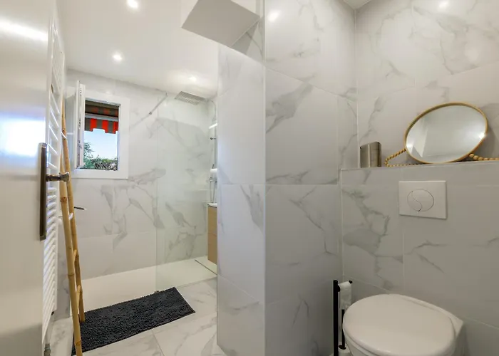 Grand 2 Pieces Et Belle Terrasse Ensoleillee Niza